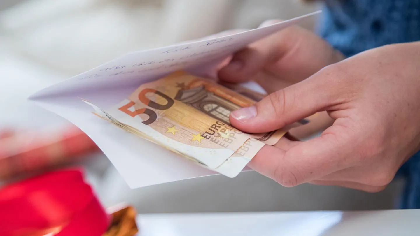Geschenke und Steuern: Warum Sie schon kleine Geldgeschenke dem Finanzamt melden sollten