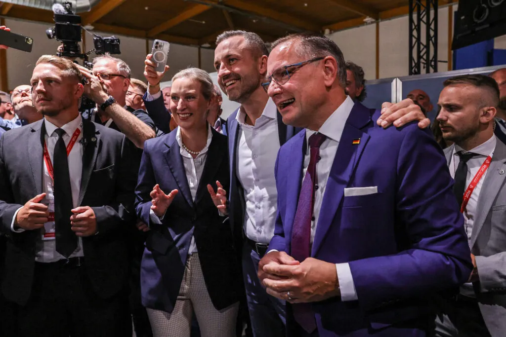 Alice Weidel, Ulrich Siegmund und Tino Chrupalla feiern nach den Landtagswahlen in Sachsen-Anhalt am 6. Sept. 2026.