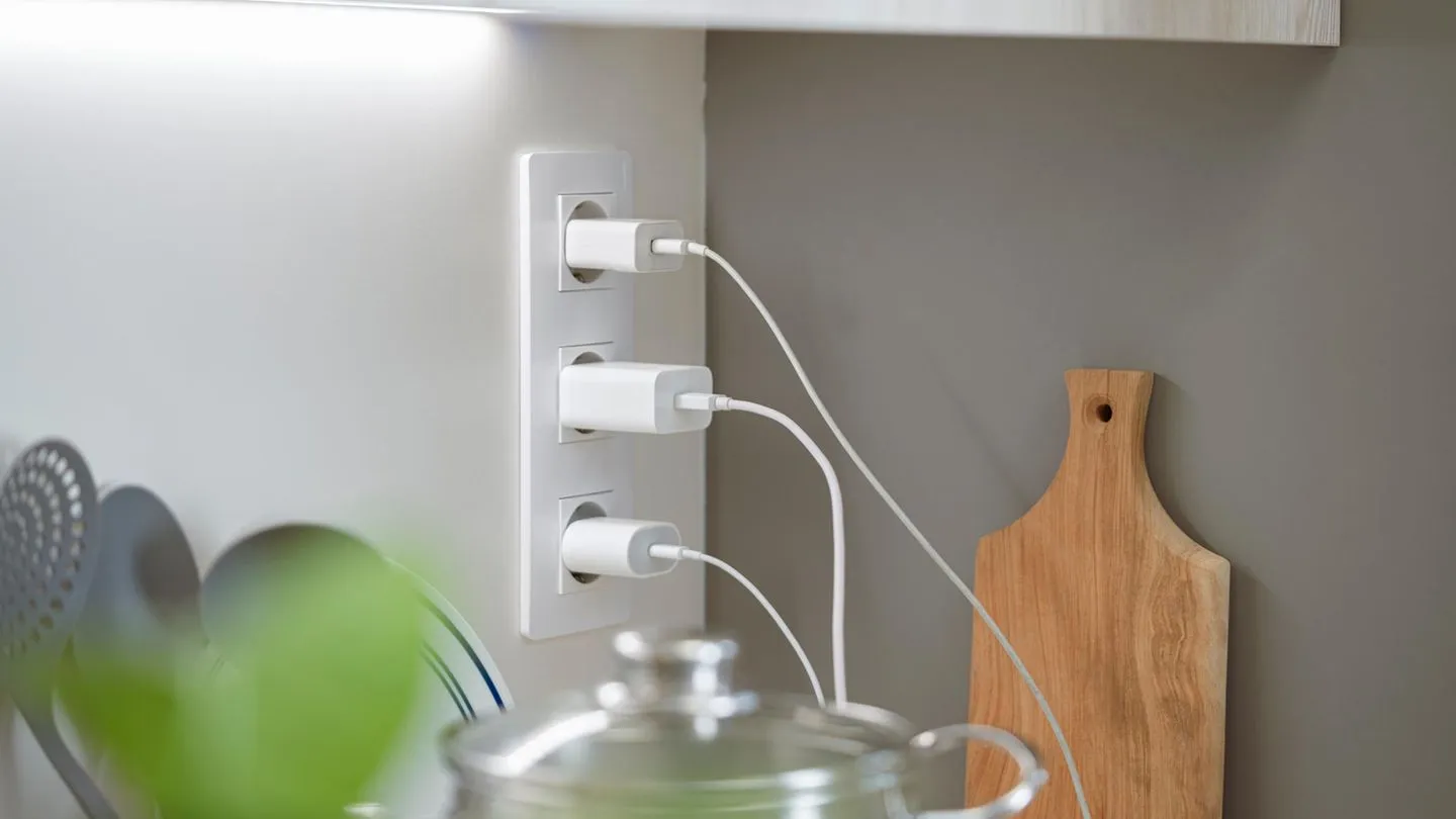 Energieschleuder: So viel verbraucht ein Ladekabel, das dauerhaft in der Steckdose bleibt
