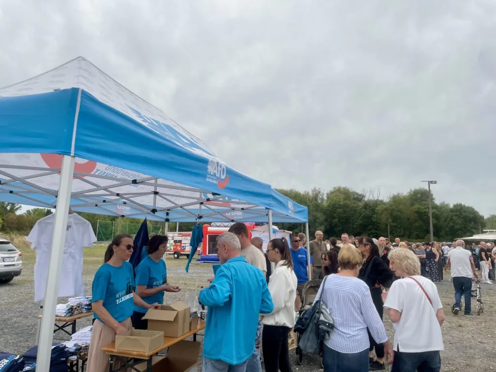 Besucherinnen und Besucher auf dem AfD‑Fest in Querfurt