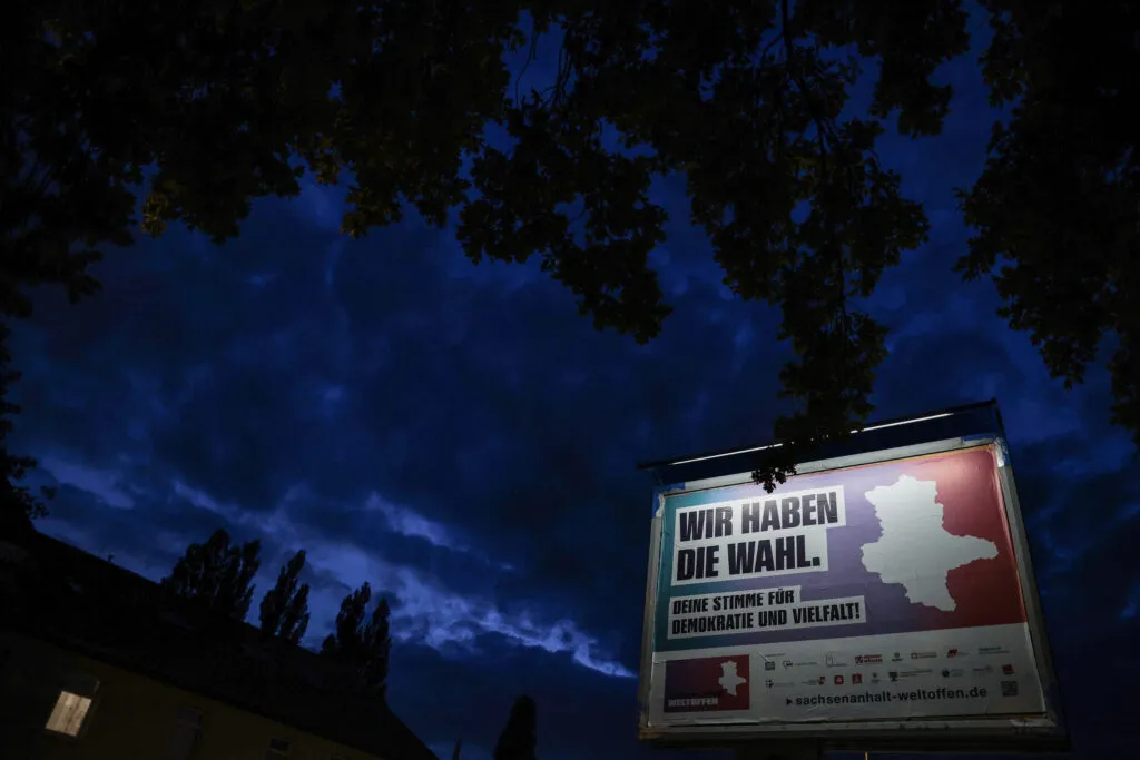 Wahlplakat in Sachsen-Anhalt mit der Botschaft &ldquo;Wir haben die Wahl&rdquo;